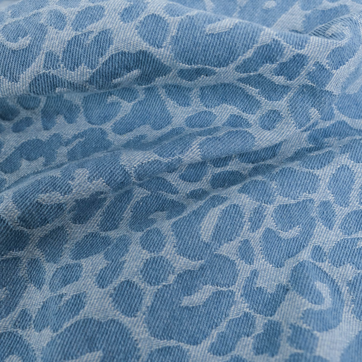Tissu Denim Jacquard Léopard Bleu Clair - Maison Klem